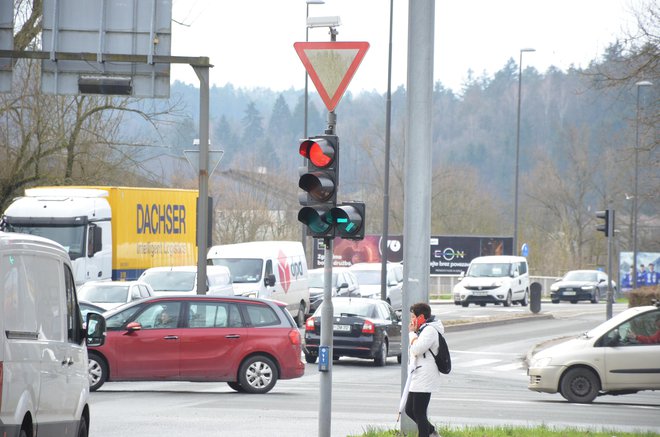 Zelena luč za zavijanje kot dopolnilni znak na semaforju. Voznik se mora s pogledom prepričati, da je cesta, na katero se vključuje, prosta in je vključevanje varno. FOTO: Gašper Boncelj