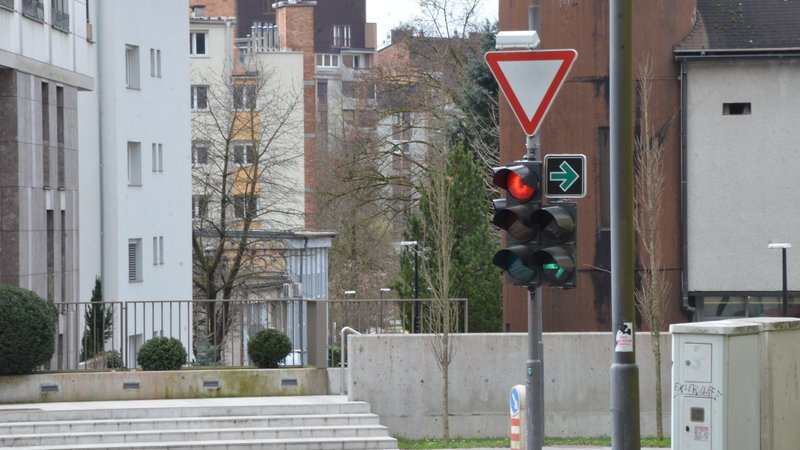 Fotografija: Zahtevna situacija, kot je pri izvozu, kjer imamo semafor za zavijanje desno in na njem še znak z zeleno puščico na črni podlagi. FOTO: Gašper Boncelj