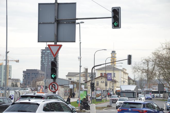 V semaforiziranem križišču, v katerem so v vseh svetlobnih telesih puščice, lahko takrat, ko je prižgana zelena luč s puščico za levo, voznik odpelje in je odprta le njegova smer. FOTO: Gašper Boncelj