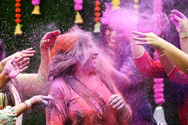 Utrinek iz praznovanja holija, hindujskega spomladanskega festivala barv v Chennaiu. Foto: R.satish Babu/Afp