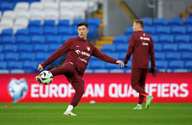 Najboljšega poljskega strelca Roberta Lewandowskega v Cardiffu čaka najzahtevenjši tekmec, ki redko izgublja na domačem štadionu. FOTO: Andrew Boyers/Action Images Via Reuters