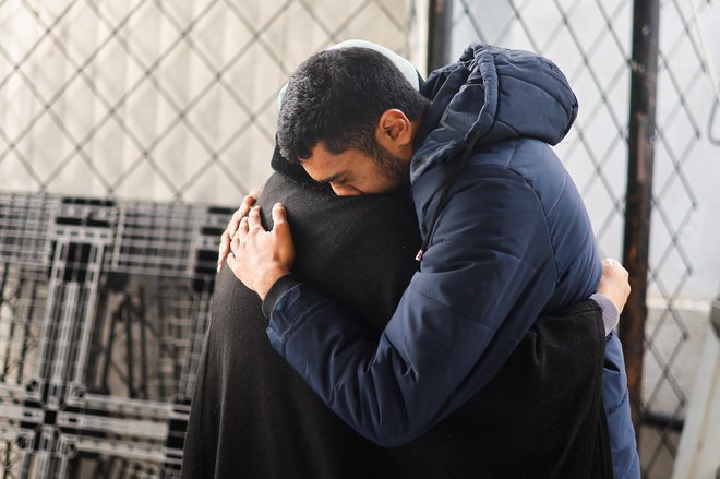 Ljudje žalujejo za umrlimi ob zadnjih napadih na Rafo kljub včeraj sprejeti resoluciji VS ZN. FOTO: Mohammed Salem/Reuters