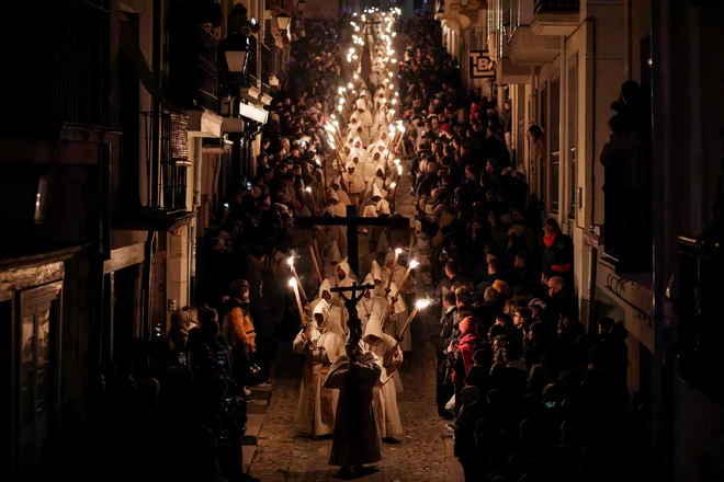 Člani bratovščine »Cristo de la Buena Muerte« sodelujejo v procesiji med velikim tednom v severozahodnem španskem mestu Zamora. Krščanski verniki po vsem svetu obeležujejo veliki teden velike noči, ko praznujejo križanje in vstajenje Jezusa Kristusa. Foto: Cesar Manso/Afp