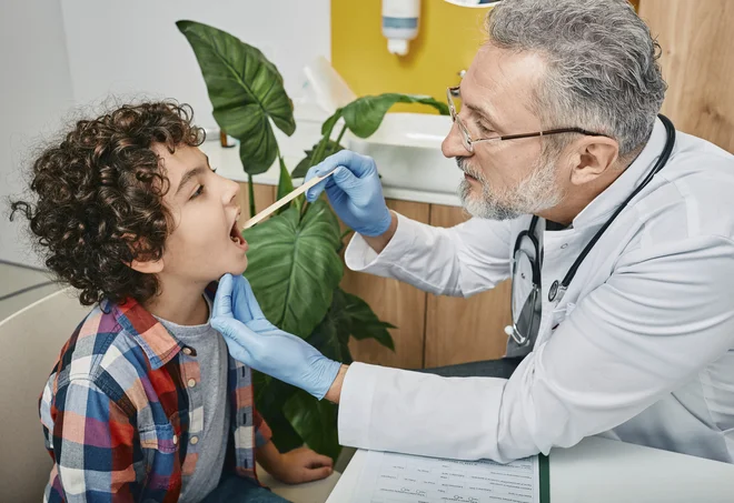 Na sistematskih pregledih, na katere otroke pripeljejo šole, pediatri odkrijejo marsikaj, tudi zlorabe. Prav zato morajo ostati v domeni šol, a je treba urediti organizacijo. FOTO: Peakstock/Science via AFP