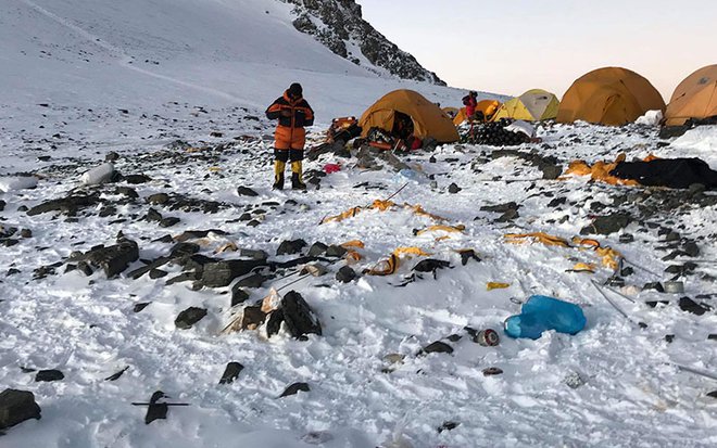 Everest vedno bolj dobiva sloves odprtega stranišča. FOTO: družbena omrežja
