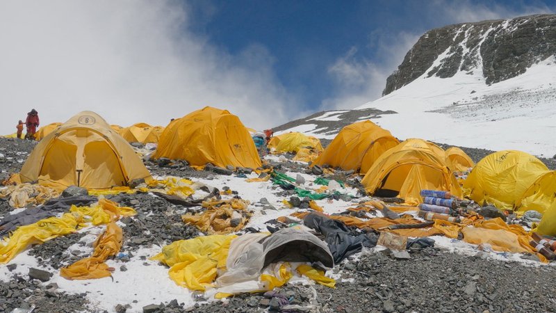 Fotografija: Ne le ostanki opreme, tudi iztrebki ostajajo za številnimi plezalci, ki želijo osvojiti najvišjo goro sveta. FOTO: Bidhan Shrestha/Reuters