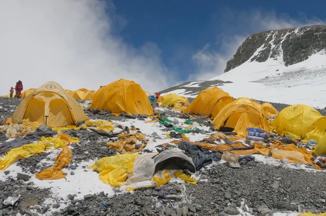 Ne le ostanki opreme, tudi iztrebki ostajajo za številnimi plezalci, ki želijo osvojiti najvišjo goro sveta. FOTO: Bidhan Shrestha/Reuters