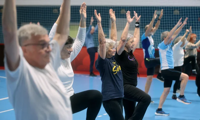 Vadba poteka celo leto, razen julija in avgusta, dvakrat na teden, ob torkih in četrtkih, med 10. in 11. uro v dvorani Športni center Triglav na Vodovodni 25 v Ljubljani. FOTO: Blaž Samec/Delo