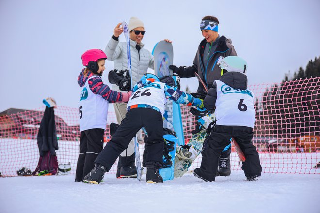 Olimpijca Žan Košir in Tim Mastnak sta mlade otroke tudi poučila o deskanju na snegu. FOTO: Arhiv podjetja Si splet