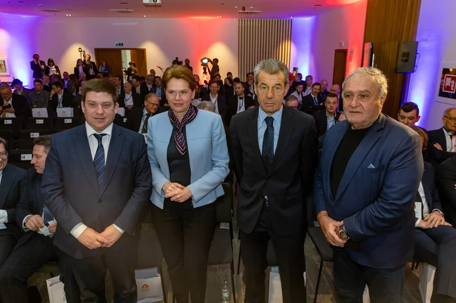 Konferenco, ki ponuja vpogled v ključne trende v gradbenem sektorju, organizirata medijska hiša Delo in hrvaški Jutarnji list. Na fotografiji z leve glavni urednik Jutarnjega lista Goran Ogurlić, ministrica za infrastrukturo Alenka Bratušek, direktor medijske hiše Delo Stojan Petrič ter odgovorni urednik Dela Bojan Budja. FOTO: Voranc Vogel/Delo