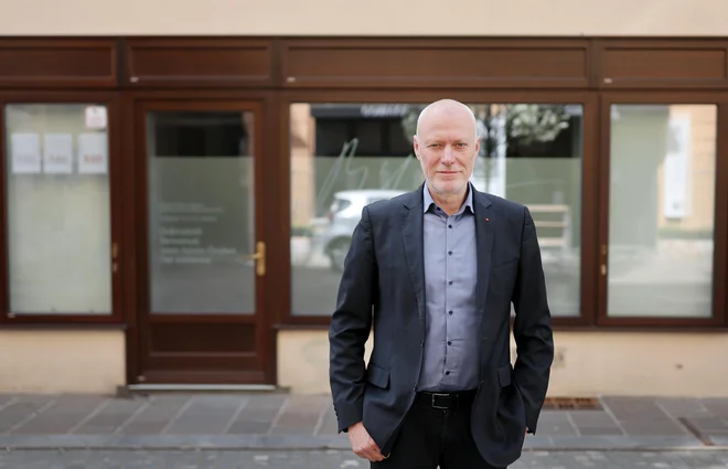 V trenutku, ko bi me začeli v NSi hvaliti za gospodarski program ali karkoli drugega, bi se kot socialni demokrat globoko zamislil, pravi Milan Brglez. FOTO: Blaž Samec/Delo