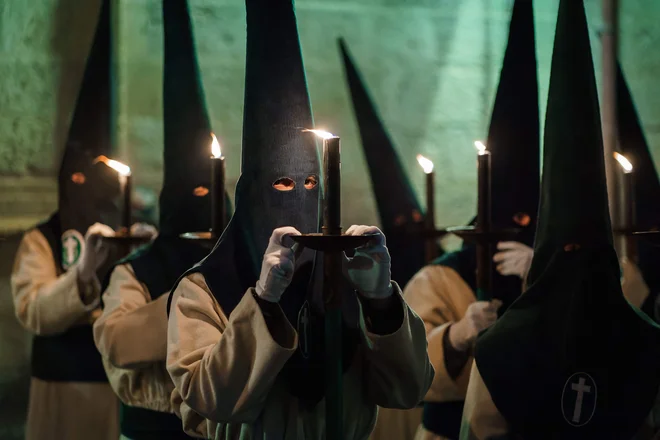 Člani bratovščine Hermandad Penitencial de las Siete Palabras so se udeležili procesije med svetim tednom v mestu Zamora na severozahodu Španije. Foto: Cesar Manso/Afp