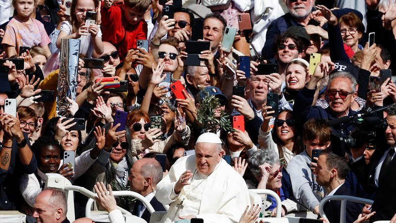 Fotografija: Zanimanja za dogajanje med velikim tednom je v Rimu vsekakor več kot ponavadi. Tudi strah, da bi se papežu kaj primerilo, je zaradi nedeljskega drobnega zapleta večji kot običajno. FOTO: Guglielmo Mangiapane/Reuters