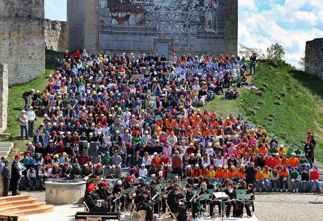 V preteklosti so festival zaključili s skupnim petjem več zborov. Na fotografiji je zaključek festivala leta 2009. FOTO: Aleš Černivec