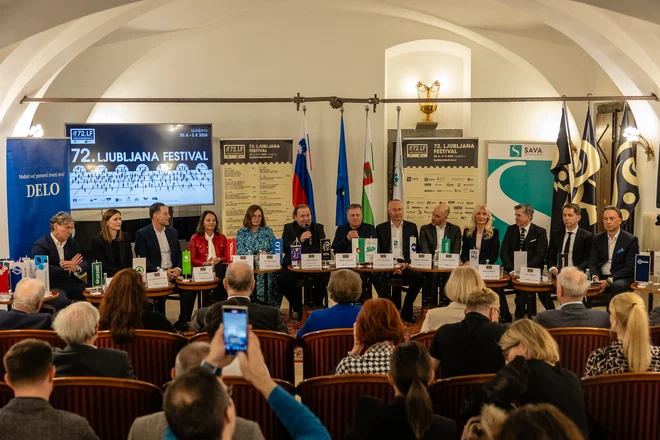 Včeraj so v ljubljanski mestni hiši spregovorili predstavniki sponzorjev festivala (z leve) David Kastelic (Grawe), Lea Cimperman Acman (Spar), John Denhof (Nova KBM), Mojca Avšič (Petrol), Nataša Luša (Delo, glavni medijski sponzor festivala), Darko Brlek, Zoran Janković, Jošt Dolničar (Sava, generalni sponzor festivala), Andrej Krajner (NLB), Elvira Medved (Krka), Božo Černila (Trimo), Leon Tomašič (Terme Dobrna) in Tomislav Čizmić (Telemach). FOTO: Črt Piksi