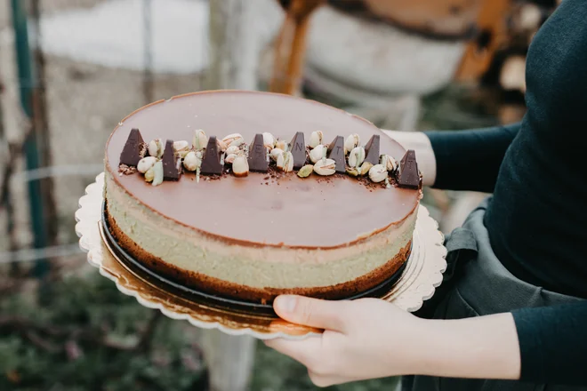Že več kot deset let, odkar za svoje najbližje pečem torte, si jo spečem sama. Takrat si pustim povsem odprte roke in naredim točno takšno, kot si želim. FOTO: Iana Kušer