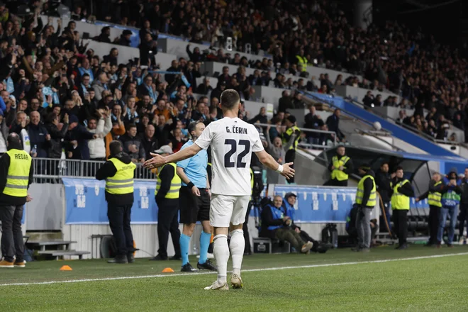 Adam Gnezda Čerin je sprožil delirij na tribunah v 72. minuti. FOTO: Leon Vidic/Delo