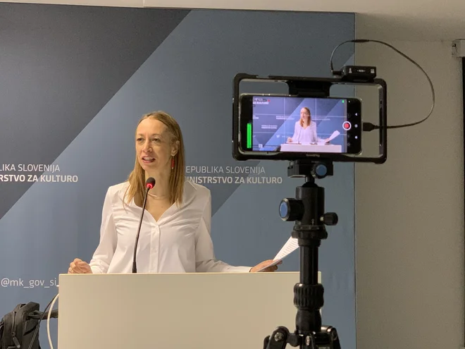 Direktorica JAK Katja Stergar je poudarila, da je cilj gostovanja promocija domače otroške in mladinske literature ter ilustracije. FOTO: Andrej Predin