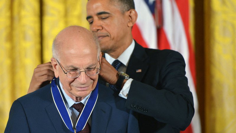 Fotografija: Barack Obama je Kahnemanu leta 2013 podelil predsedniško medaljo svobode. FOTO: Mandel Ngan/AFP