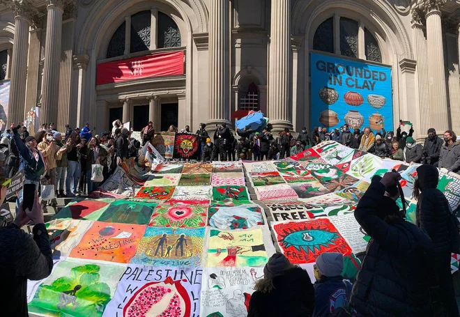 Na nedeljskem protestu pred Metropolitanskim muzejem umetnosti v New Yorku so aktivisti razvili veliko pregrinjalo s propalestinskimi motivi. FOTO: Benjamin Sutton