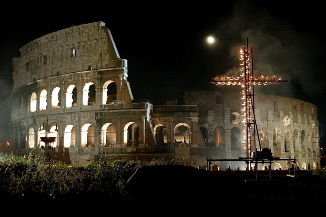 Križev pot vsako leto poteka v rimskem Koloseju. Foto Vincenzo Pinto/Reuters