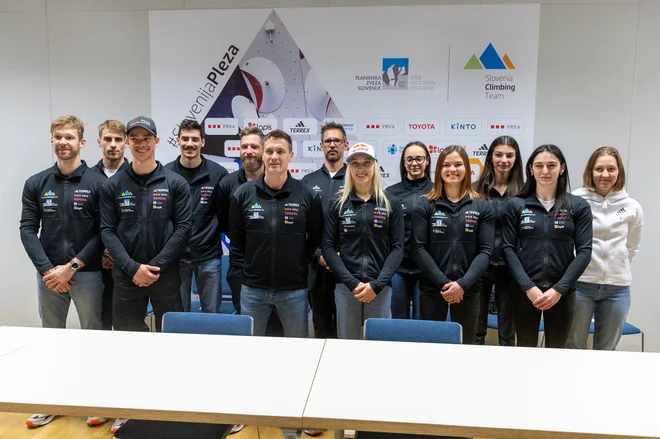 Slovenska reprezentanca si obeta uspešno sezono. Z leve Anže Peharc, Zan Lovenjak, Luka Potočar, Martin Bergant, Domen Švab (trener), Gorazd Hren (selektor), Luka Fonda (trener), Janja Garnbret, Sara Čopar, Vita Lukan, Lučka Rakovec, Mia Krampl, Ajda Remškar (trenerka mladincev). FOTO: Voranc Vogel