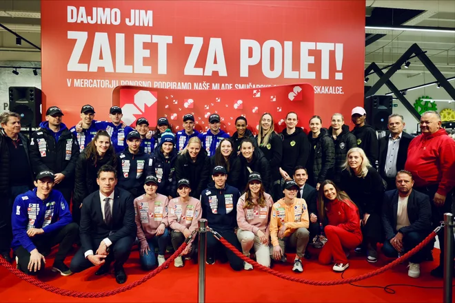 Slovenski smučarski skakalci so s Petrom Prevcem na čelu danes obiskali »našega najboljšega soseda« v Kranju. FOTO: Sloski