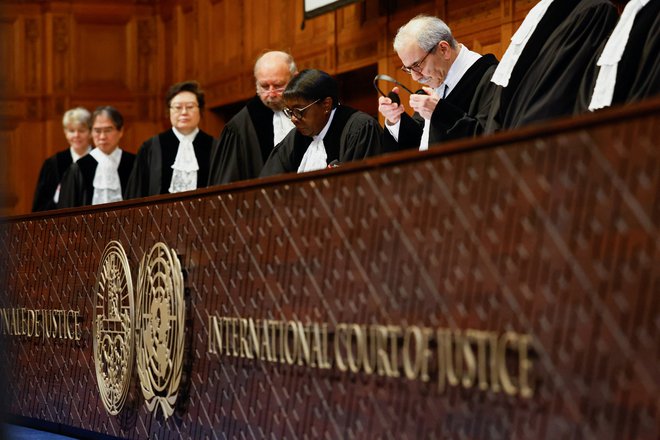 V odzivu na južnoafriško prošnjo so sodniki znova potrdili januarja sprejete ukrepe in potrdili nove. FOTO: Piroschka van de Wouw/Reuters