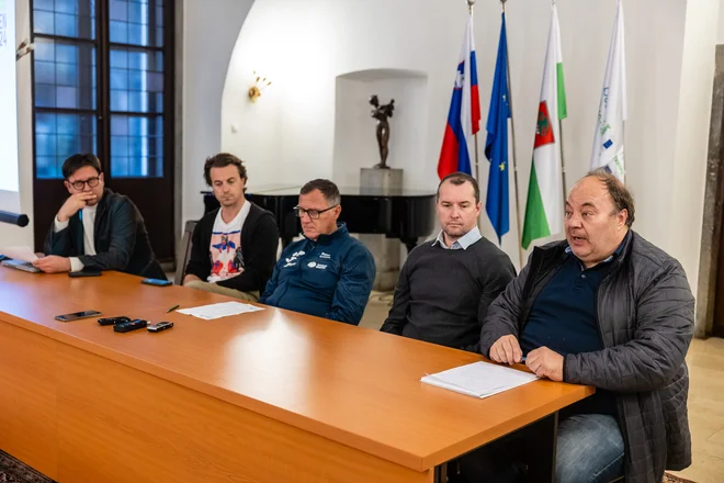 Na novinarski konferenci so omenili številne ovire zaradi obilnih padavin, toda verjamejo, da bo tacenska proga brezhibno pripravljena. FOTO: Črt Piksi/Delo