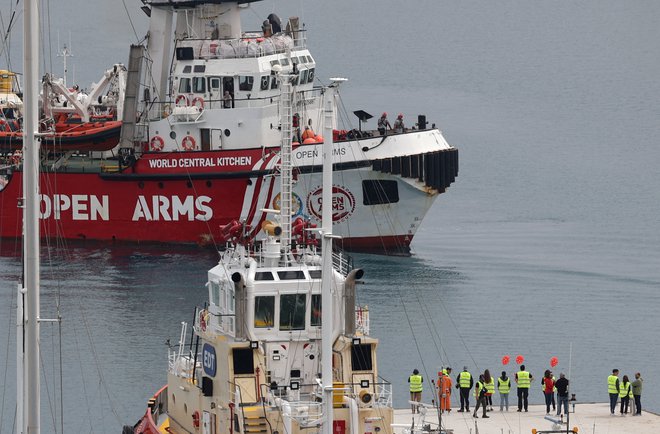 Reševalno plovilo španske NVO Open Arms je prispelo v pristanišče v Larnaki (17. marec 2024) FOTO: Yiannis Kourtoglou/Reuters