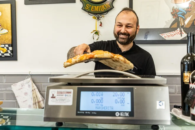 »O tem, da Italijani živimo vse slabše, poslušam že od otroštva,« pravi Danilo Salzarulo, lastnik manjšega lokala v rimski četrti Testaccio. FOTO: Voranc Vogel/Delo