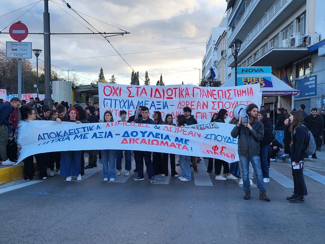 Dijaki in študenti so se postavili proti zakonu, ki tujim zasebnim univerzam omogoča, da v Grčiji odprejo svoje izpostave.
FOTO: Boštjan Videmšek/Delo