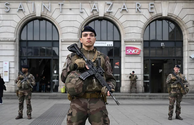 Francija je med drugim poslala varnostne okrepitve na svetovno nogometno prvenstvo v Katar. FOTO: Bertrand Guay/AFP