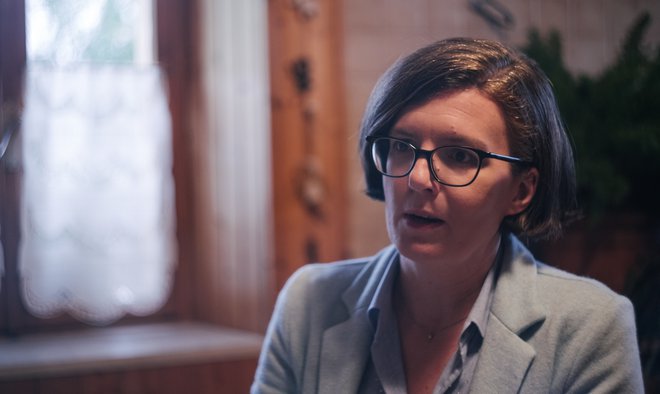 Zamejska odvetnica Martina Valentinčič pripoveduje o femicidu in Italiji. FOTO: Sašo Tušar