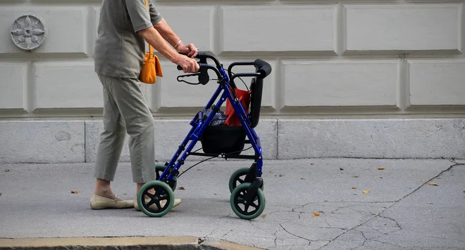 Stroški za pokojninsko in zdravstveno blagajno se bodo zaradi staranja prebivalstva močno povečevali, kar je argument, da je Slovenija na dolgi rok fiskalno bolj tvegana. FOTO: Blaž Samec/Delo