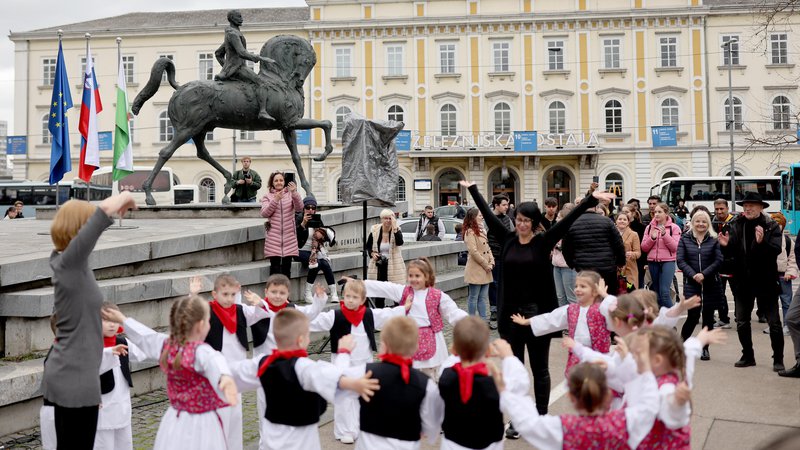Fotografija: Tako so se Rudolfu Maistru poklonili pred spomenikom v Ljubljani. FOTO: Blaž Samec/Delo