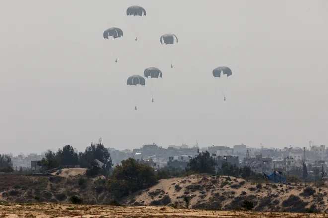 Nezadostna humanitarna pomoč za Gazo pada z neba. FOTO: Amir Cohen/Reuters