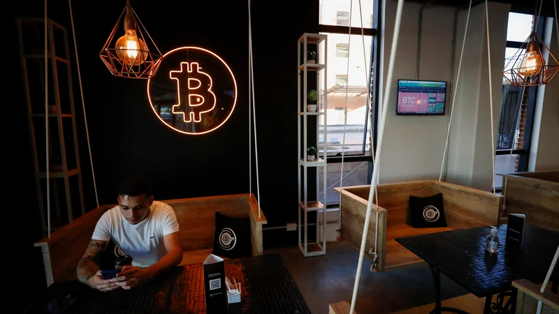 Gospodarske težave dajejo bitcoinu v Argentini nov zagon.

FOTO: Agustin Marcarian/Reuters