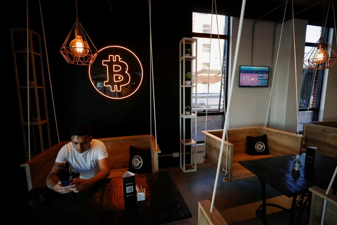 Gospodarske težave dajejo bitcoinu v Argentini nov zagon.

FOTO: Agustin Marcarian/Reuters