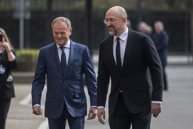 Tusk se je v petek v Varšavi srečal z ukrajinskim kolegom Denisom Šmihalom. FOTO: Wojtek Radwanski/AFP