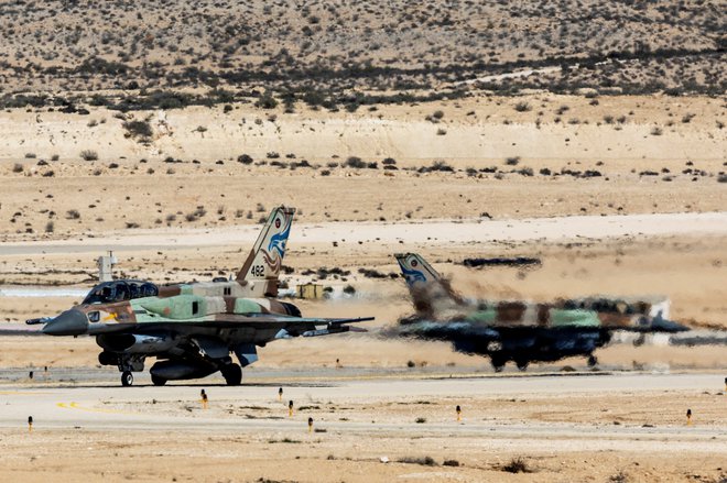 Izraelska bojna letala F-16 na stezi v letalski bazi na jugu Izraela. FOTO: Ronen Zvulun/Reuters