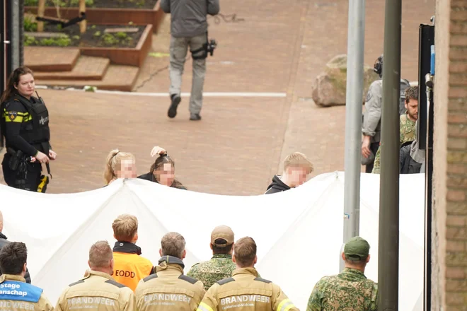 Najprej so bili izpuščeni trije vidno pretreseni talci. FOTO: AFP
