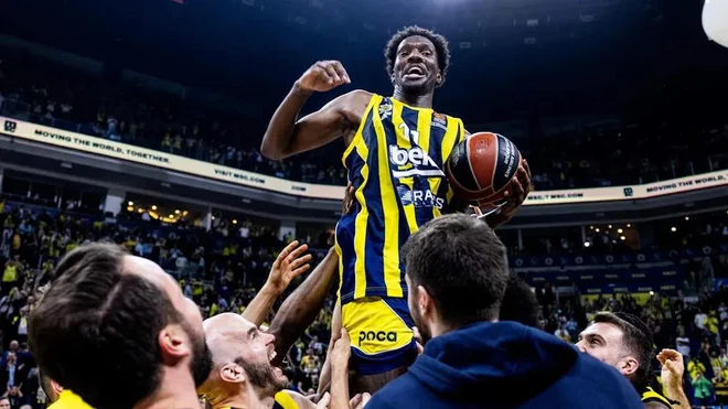 Nigel Hayes Davis na ramenih soigralcev po tekmi. Foto Tolga Adanali/Euroleague