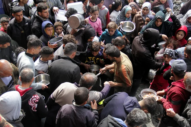 Palestinci v Gazi se spopadajo s hudo lakoto. Že več incidentov s humanitarno pomočjo je zahtevalo smrtne žrtve. FOTO: Mahmoud Issa/Reuters