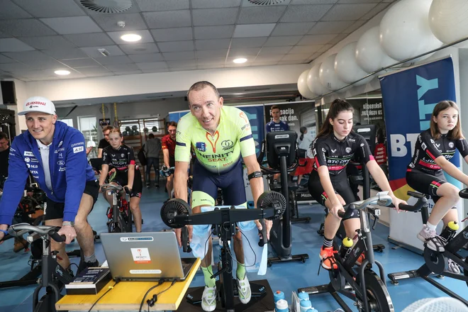 Na dobrodelnem kolesarjenju z Markom Balohom so ljubitelji poganjanja pedal prevozili kar 472 kilometrov. FOTO: Studio Bomba