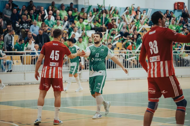 Krkin Dino Rašo je na koncu čestital Olympiakosovem Mihi Kavčiču. FOTO: Gašper Simonič/MRK Krka