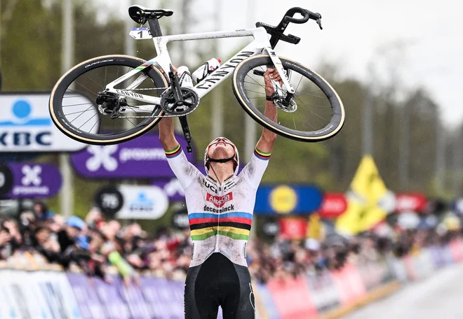 Mathieu van der Poel je tretjič dobil kraljico klasik. FOTO: Laurie Dieffembacq/AFP