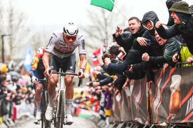 Mathieu van der Poel je bil najmočnejši na belgijskih tlakovcih. FOTO: David Pintens/AFP