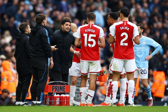 Arsenalov trener Mikel Arteta med nagovorom nogometašev. FOTO: Carl Recine/Reuters