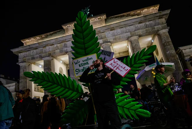 Že malo po polnoči se je okoli Brandenburških vrat razlegal reggae in se je širil vonj po marihuani. FOTO: John Macdougall/Afp